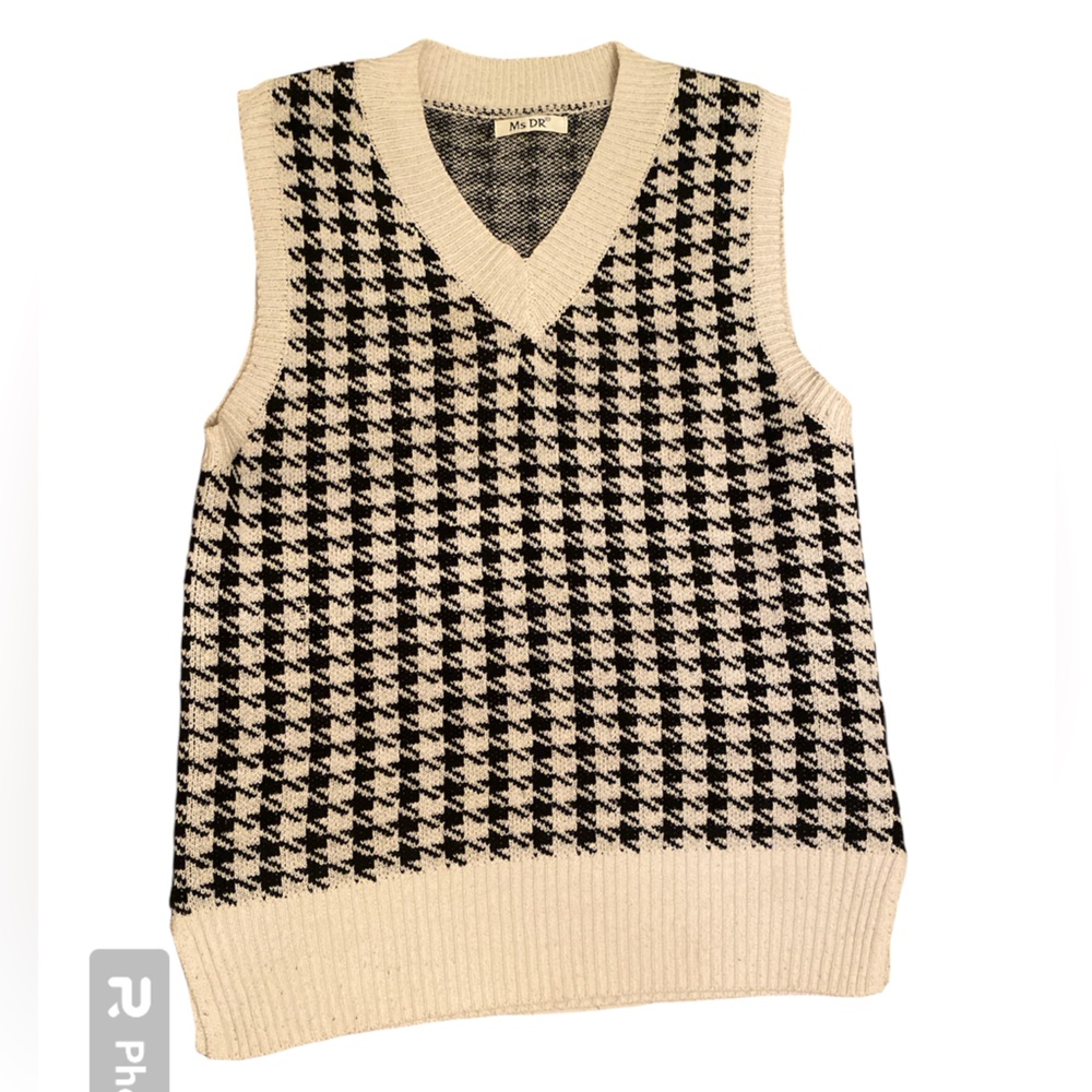 MS.DR, v neck split hem sweater, oversized look, FREE-SIZE off-white/black color